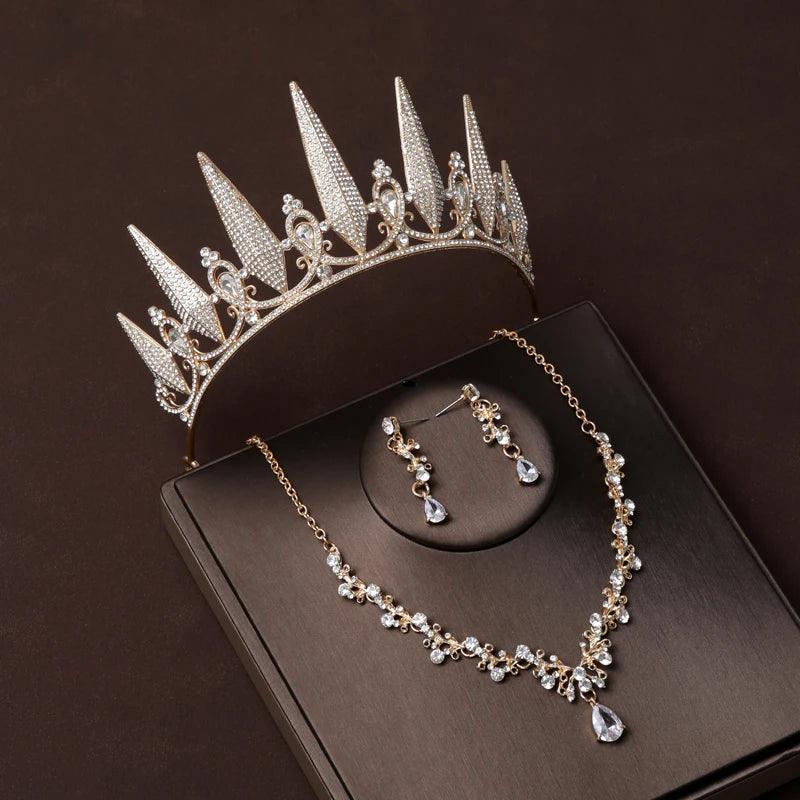 O Conjunto de Joias Dourado com Cristais Estilo Dubai Que Está Encantando Noivas – Coroa, Colar e Brincos em Um Luxo Só!