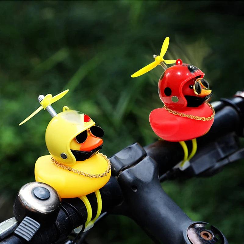 O Pato Mais Radical da Estrada – Pingente Divertido com Capacete para Carros, Bicicletas e Motos!