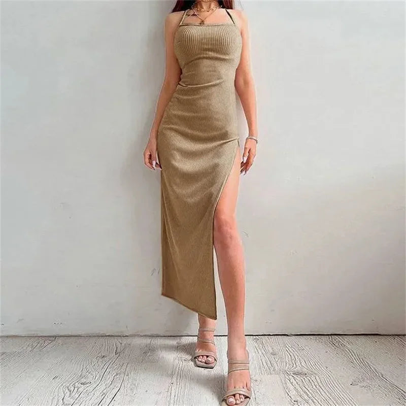 Vestido Longo Sexy – Justo, Sem Mangas e com Decote Halter: Elegância Atemporal com Cinta de Espaguete e Fenda Alta que Exala Poder e Sedução