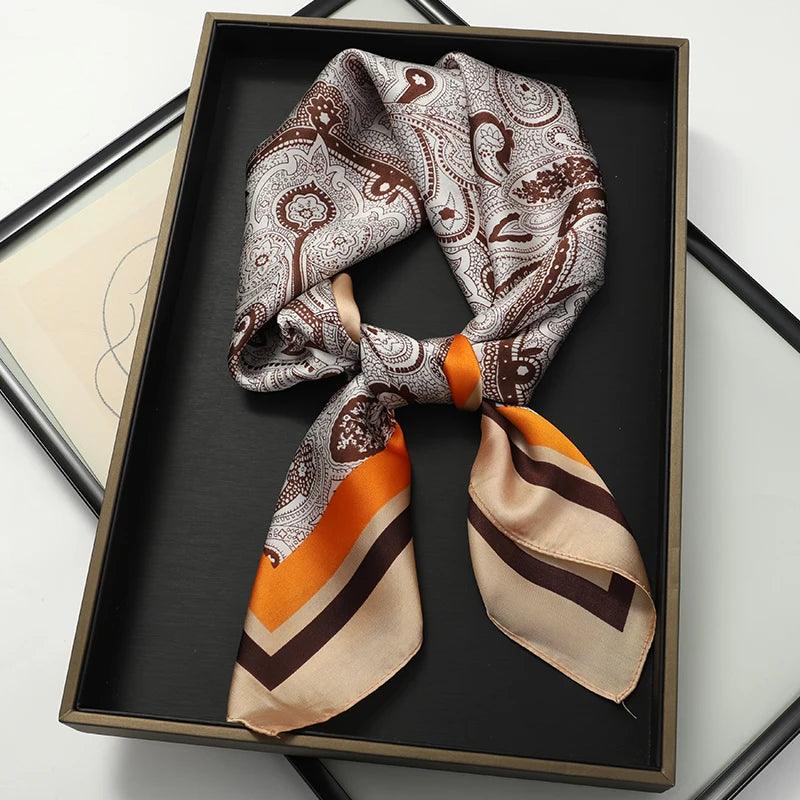 Lenço de Seda Luxuoso com Estampa de Gato – Use no Pescoço, Cabelo ou Cabeça com Estilo Sofisticado!