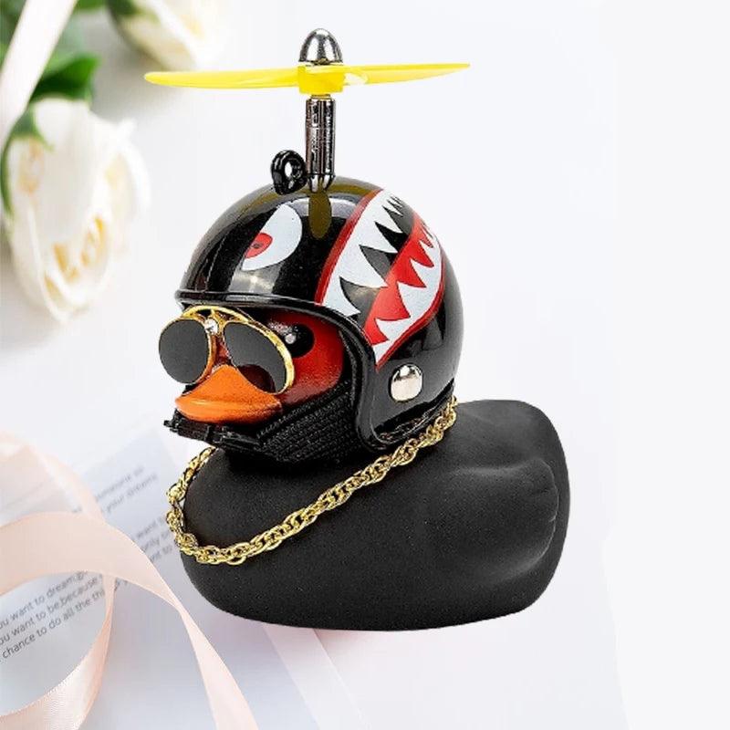 O Pato Mais Radical da Estrada – Pingente Divertido com Capacete para Carros, Bicicletas e Motos!