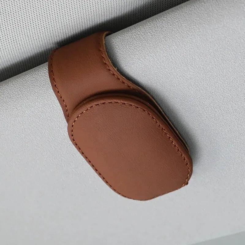 Organização com Estilo: Suporte Magnético de Couro para Óculos no Quebra Sol do Carro – Prático, Elegante e Universal!