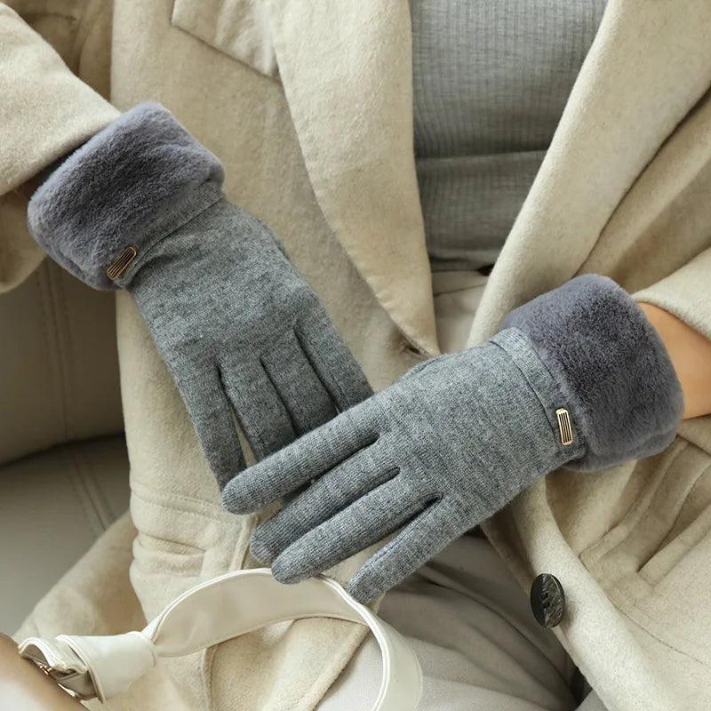 O Inverno Não Tem Chance: Luvas Fashion com Veludo Interno, Tela Touch e Acabamento de Camurça