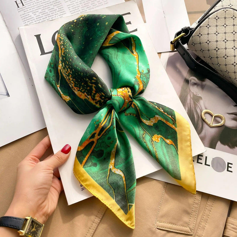 Toque de Luxo em Cada Dobra: Lenço Feminino de Cetim Xadrez para Pescoço, Cabelo ou Look de Trabalho
