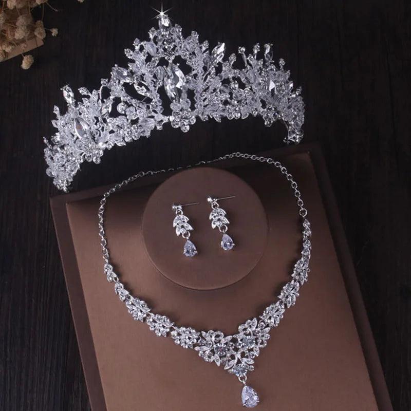 O Conjunto de Joias Dourado com Cristais Estilo Dubai Que Está Encantando Noivas – Coroa, Colar e Brincos em Um Luxo Só!