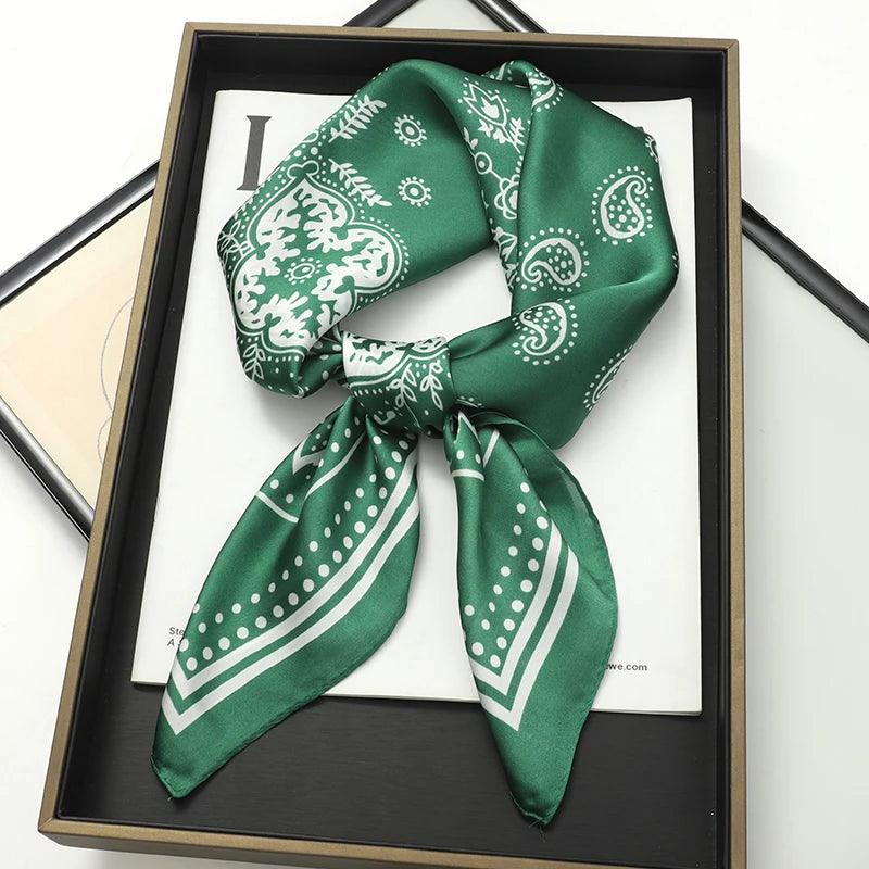Toque de Luxo em Cada Dobra: Lenço Feminino de Cetim Xadrez para Pescoço, Cabelo ou Look de Trabalho