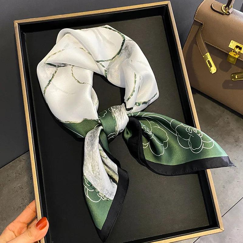 Toque de Luxo em Cada Dobra: Lenço Feminino de Cetim Xadrez para Pescoço, Cabelo ou Look de Trabalho
