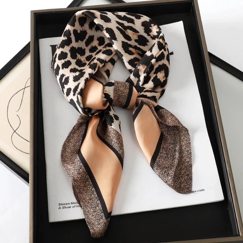 Lenço de Seda Luxuoso com Estampa de Gato – Use no Pescoço, Cabelo ou Cabeça com Estilo Sofisticado!