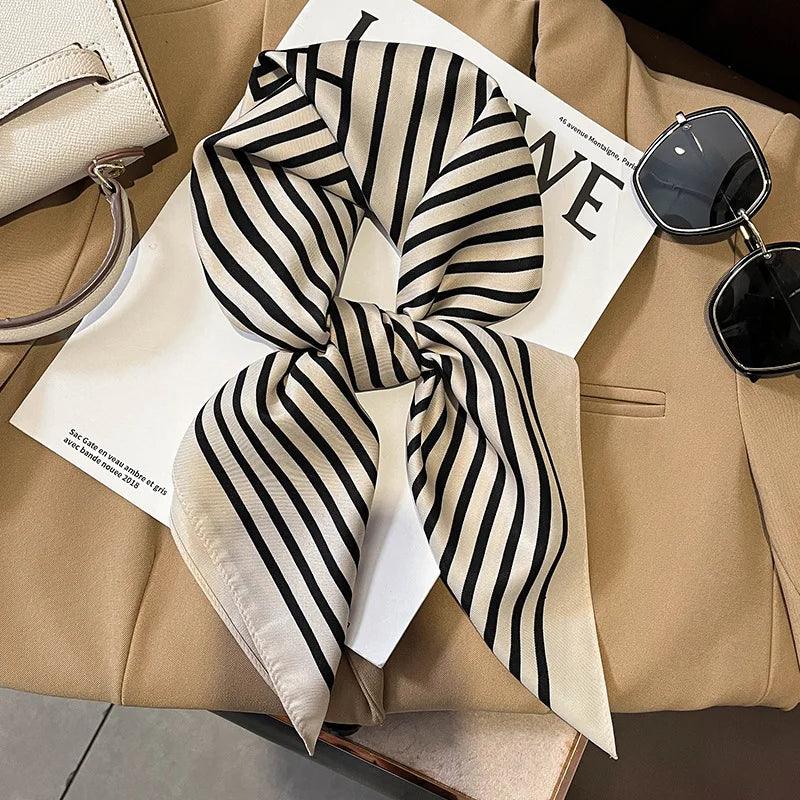 Toque de Luxo em Cada Dobra: Lenço Feminino de Cetim Xadrez para Pescoço, Cabelo ou Look de Trabalho