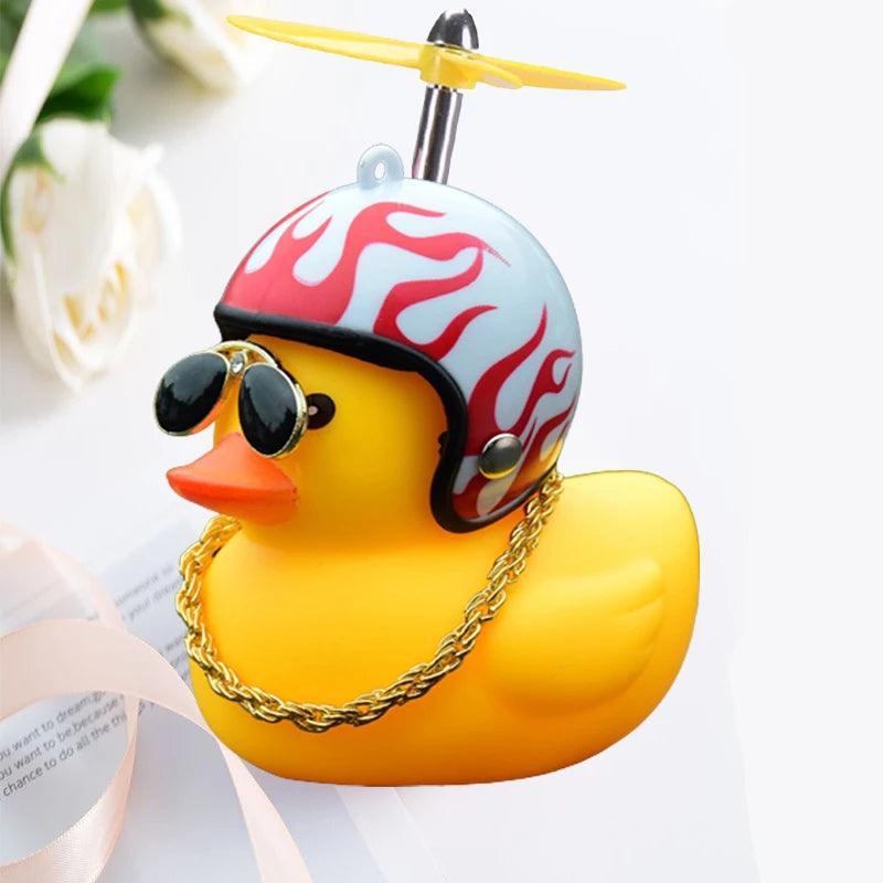 O Pato Mais Radical da Estrada – Pingente Divertido com Capacete para Carros, Bicicletas e Motos!