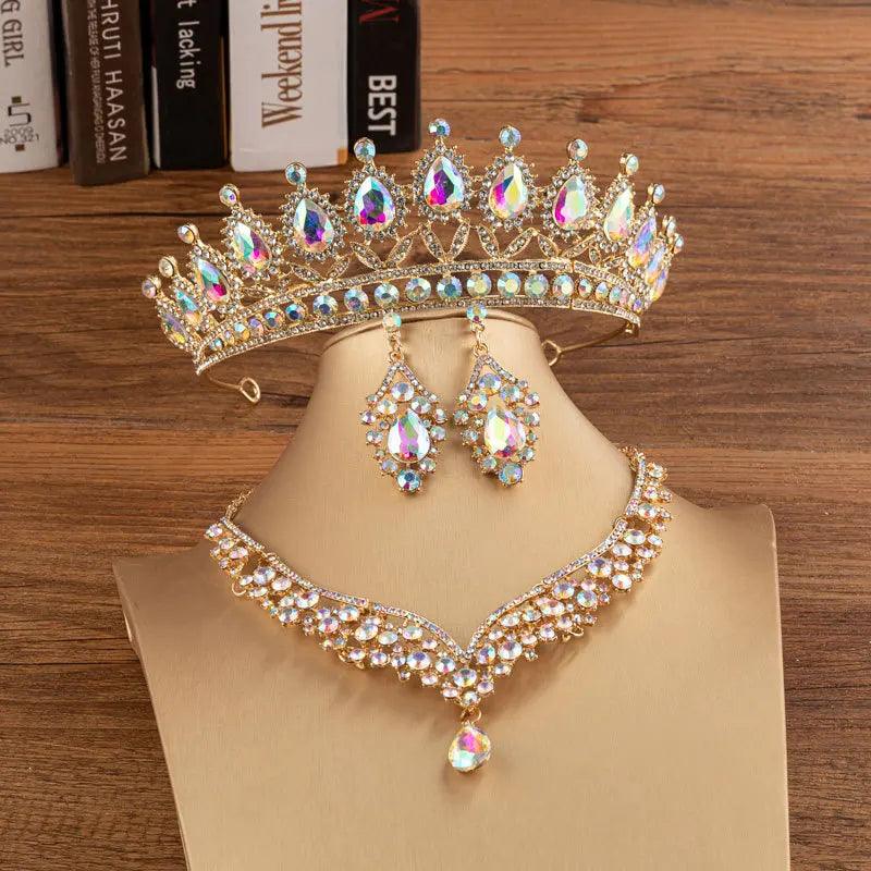 O Conjunto de Joias Dourado com Cristais Estilo Dubai Que Está Encantando Noivas – Coroa, Colar e Brincos em Um Luxo Só!