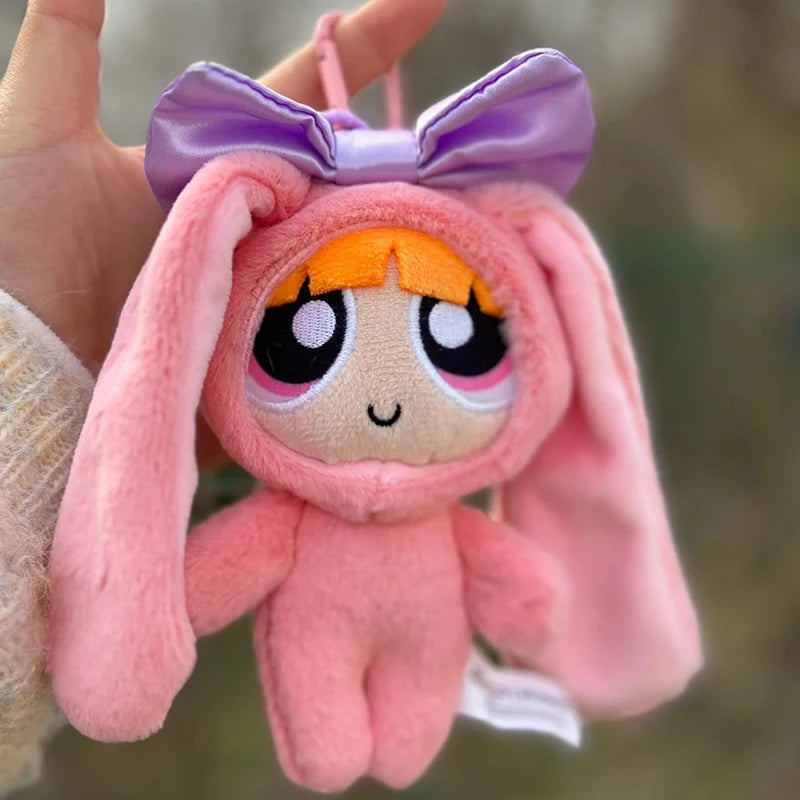 Encante-se com o pingente de pelúcia de 12cm, perfeito para bolsas, mochilas ou como presente especial!