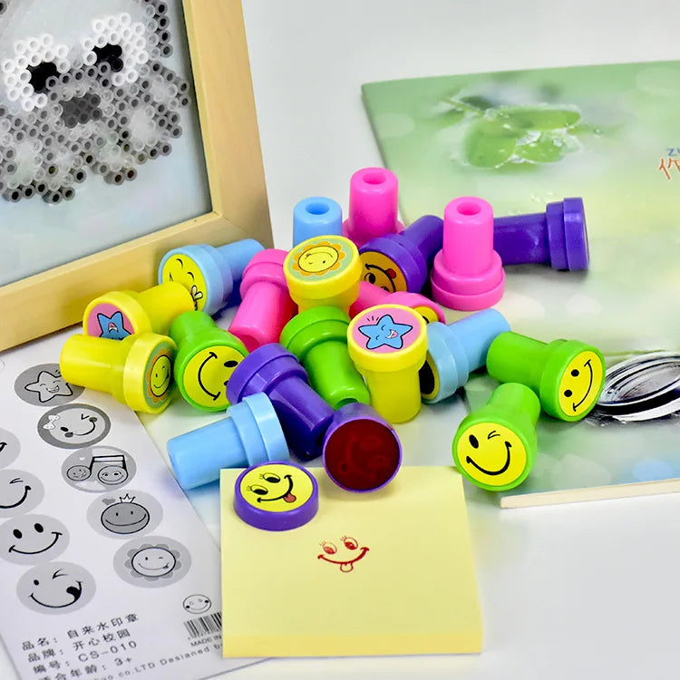 Transforme qualquer papel em uma explosão de criatividade com o kit de 10 carimbos auto-tinta infantis — rostinhos sorridentes, formas e desenhos que encantam as crianças e deixam cada arte única!