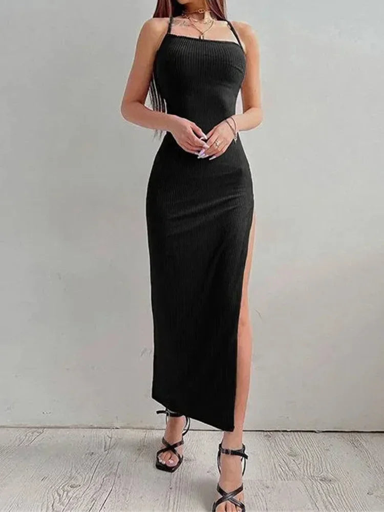 Vestido Longo Sexy – Justo, Sem Mangas e com Decote Halter: Elegância Atemporal com Cinta de Espaguete e Fenda Alta que Exala Poder e Sedução
