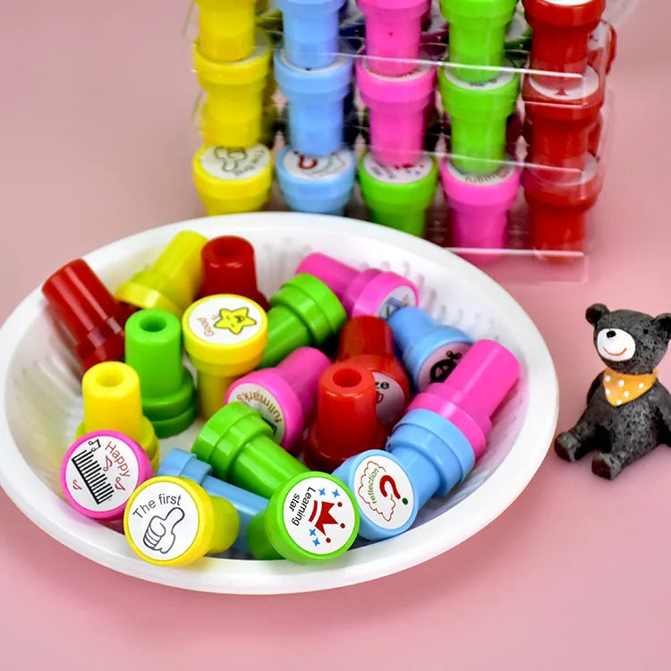 Transforme qualquer papel em uma explosão de criatividade com o kit de 10 carimbos auto-tinta infantis — rostinhos sorridentes, formas e desenhos que encantam as crianças e deixam cada arte única!