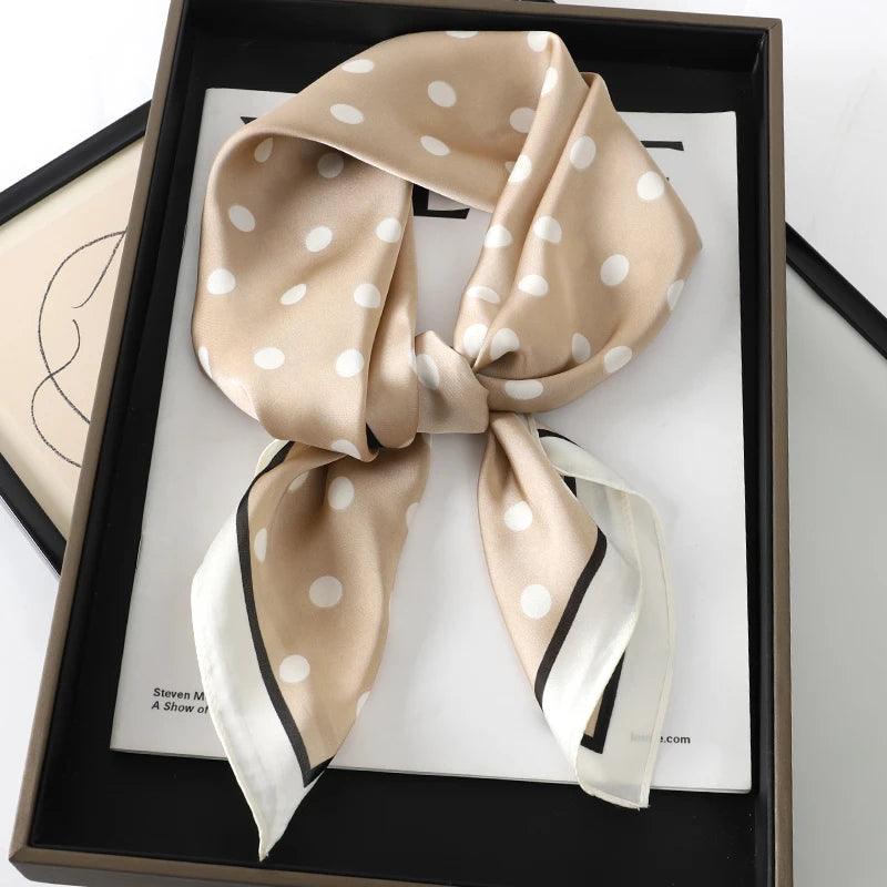 Toque de Luxo em Cada Dobra: Lenço Feminino de Cetim Xadrez para Pescoço, Cabelo ou Look de Trabalho