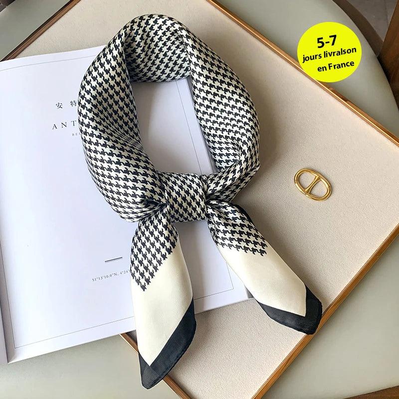 Toque de Luxo em Cada Dobra: Lenço Feminino de Cetim Xadrez para Pescoço, Cabelo ou Look de Trabalho
