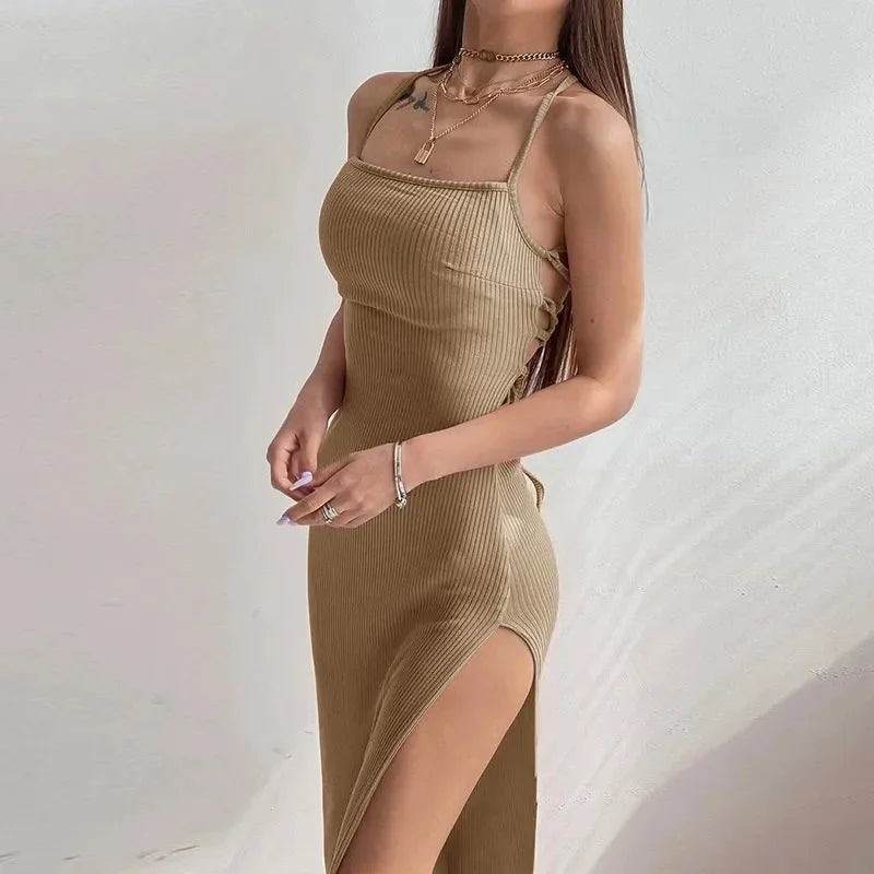 Vestido Longo Sexy – Justo, Sem Mangas e com Decote Halter: Elegância Atemporal com Cinta de Espaguete e Fenda Alta que Exala Poder e Sedução