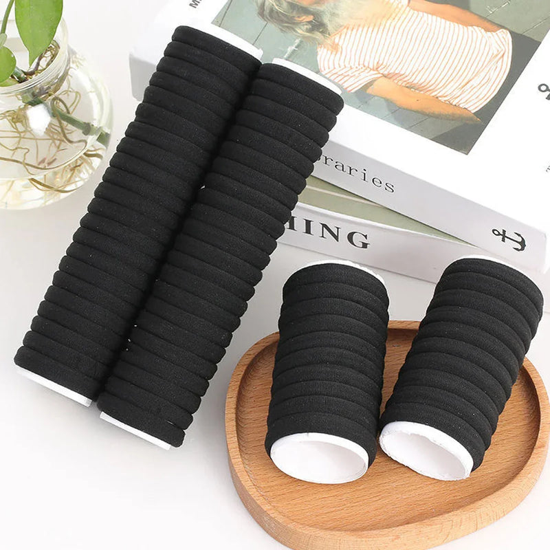 Kit com 50/100 Elásticos de Cabelo Pretos – Alta Elasticidade e Resistência para Coques, Rabos de Cavalo e Penteados do Dia a Dia