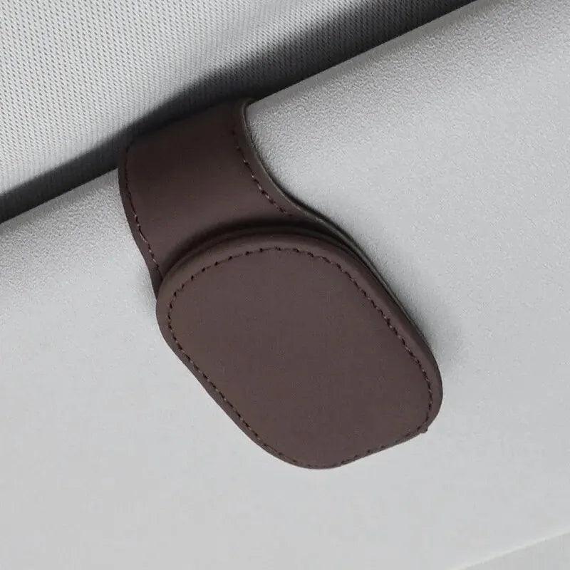 Organização com Estilo: Suporte Magnético de Couro para Óculos no Quebra Sol do Carro – Prático, Elegante e Universal!