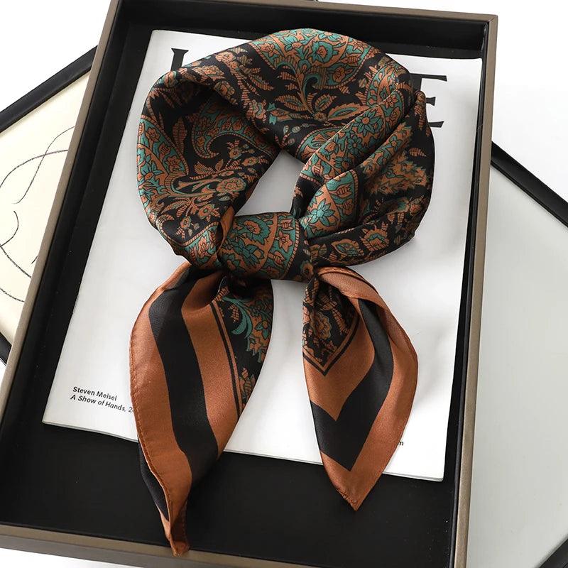 Lenço de Seda Luxuoso com Estampa de Gato – Use no Pescoço, Cabelo ou Cabeça com Estilo Sofisticado!