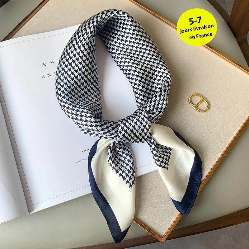 Toque de Luxo em Cada Dobra: Lenço Feminino de Cetim Xadrez para Pescoço, Cabelo ou Look de Trabalho