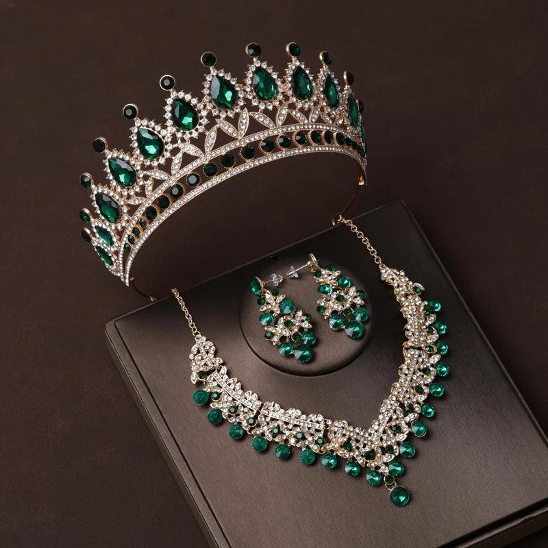 O Conjunto de Joias Dourado com Cristais Estilo Dubai Que Está Encantando Noivas – Coroa, Colar e Brincos em Um Luxo Só!