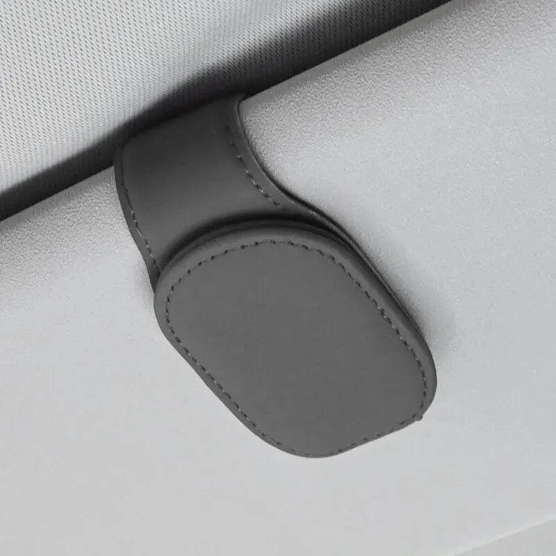 Organização com Estilo: Suporte Magnético de Couro para Óculos no Quebra Sol do Carro – Prático, Elegante e Universal!