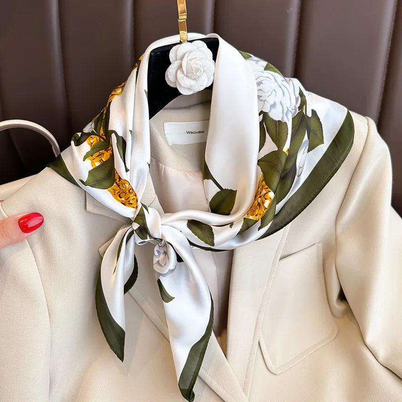 Toque de Luxo em Cada Dobra: Lenço Feminino de Cetim Xadrez para Pescoço, Cabelo ou Look de Trabalho