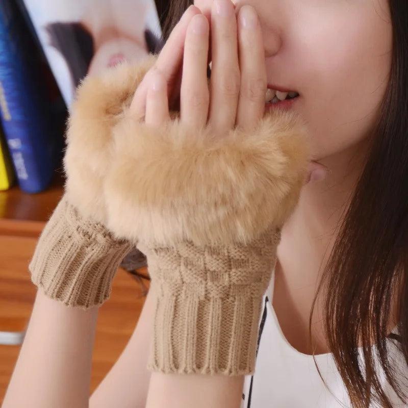 Luvas Femininas Meio Dedo com Pelúcia – Conforto Doce e Quentinho para o Outono/Inverno com Estilo Fofo e Toque Suave