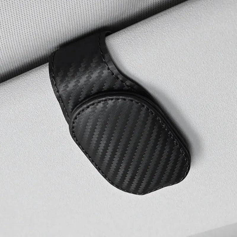 Organização com Estilo: Suporte Magnético de Couro para Óculos no Quebra Sol do Carro – Prático, Elegante e Universal!