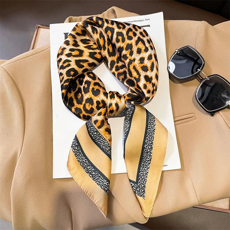 Toque de Luxo em Cada Dobra: Lenço Feminino de Cetim Xadrez para Pescoço, Cabelo ou Look de Trabalho