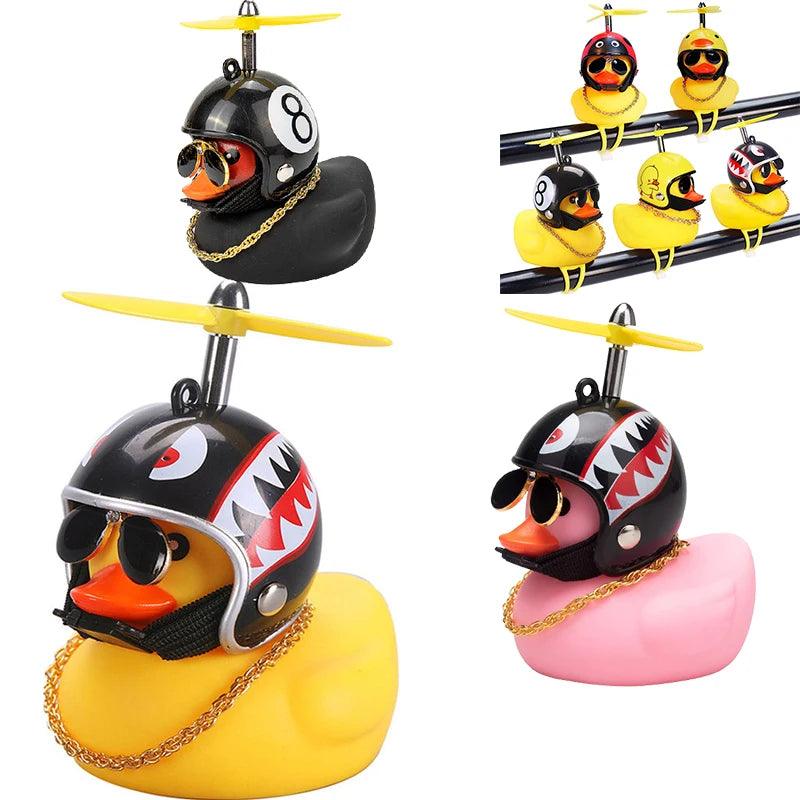 O Pato Mais Radical da Estrada – Pingente Divertido com Capacete para Carros, Bicicletas e Motos!