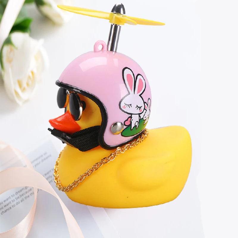O Pato Mais Radical da Estrada – Pingente Divertido com Capacete para Carros, Bicicletas e Motos!
