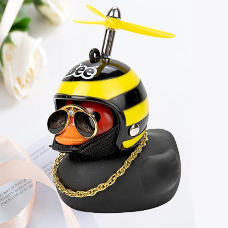 O Pato Mais Radical da Estrada – Pingente Divertido com Capacete para Carros, Bicicletas e Motos!