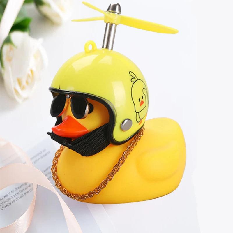 O Pato Mais Radical da Estrada – Pingente Divertido com Capacete para Carros, Bicicletas e Motos!
