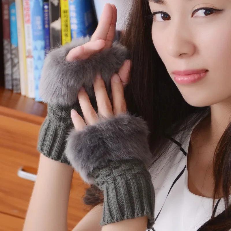 Luvas Femininas Meio Dedo com Pelúcia – Conforto Doce e Quentinho para o Outono/Inverno com Estilo Fofo e Toque Suave