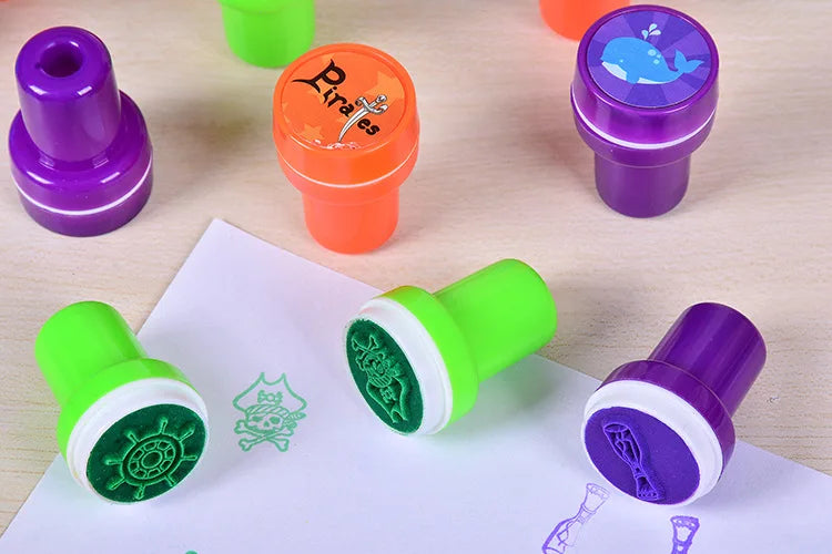 Transforme qualquer papel em uma explosão de criatividade com o kit de 10 carimbos auto-tinta infantis — rostinhos sorridentes, formas e desenhos que encantam as crianças e deixam cada arte única!