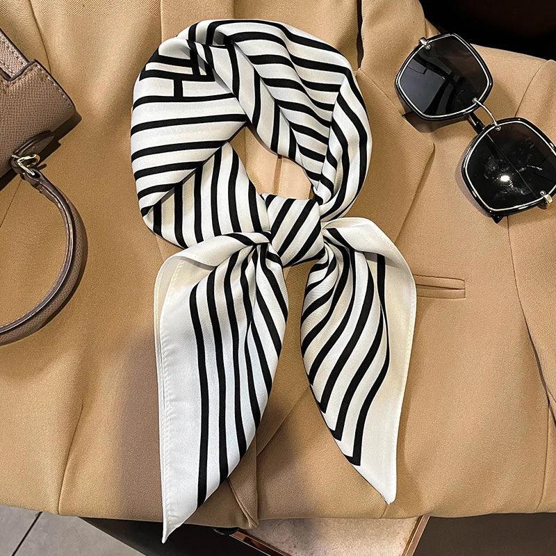 Toque de Luxo em Cada Dobra: Lenço Feminino de Cetim Xadrez para Pescoço, Cabelo ou Look de Trabalho