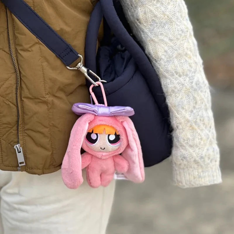 Encante-se com o pingente de pelúcia de 12cm, perfeito para bolsas, mochilas ou como presente especial!