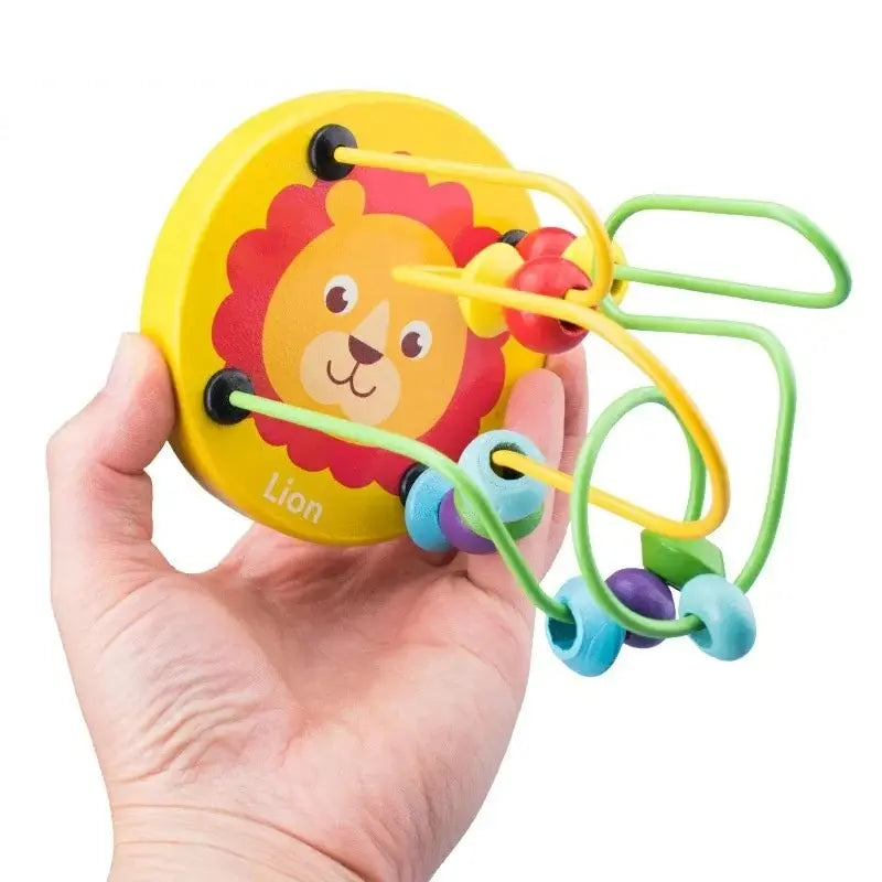 Encante as crianças com a montanha-russa de madeira colorida, um brinquedo educativo que estimula a coordenação, o raciocínio e a criatividade!