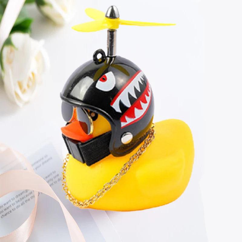 O Pato Mais Radical da Estrada – Pingente Divertido com Capacete para Carros, Bicicletas e Motos!