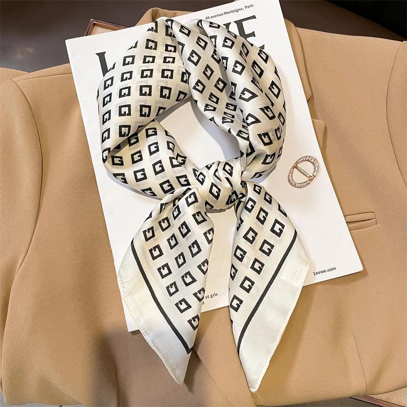 Toque de Luxo em Cada Dobra: Lenço Feminino de Cetim Xadrez para Pescoço, Cabelo ou Look de Trabalho