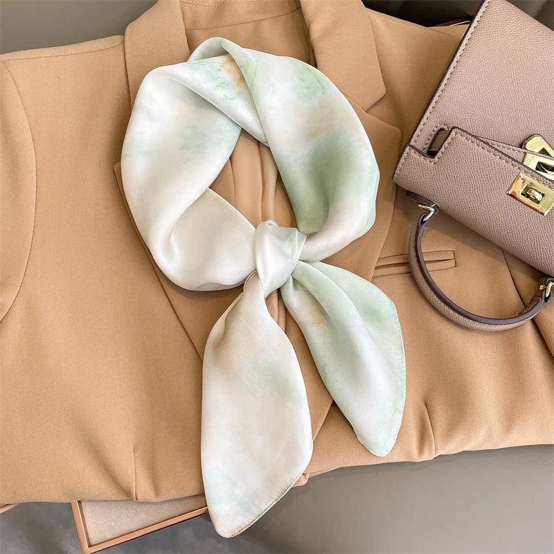 Toque de Luxo em Cada Dobra: Lenço Feminino de Cetim Xadrez para Pescoço, Cabelo ou Look de Trabalho