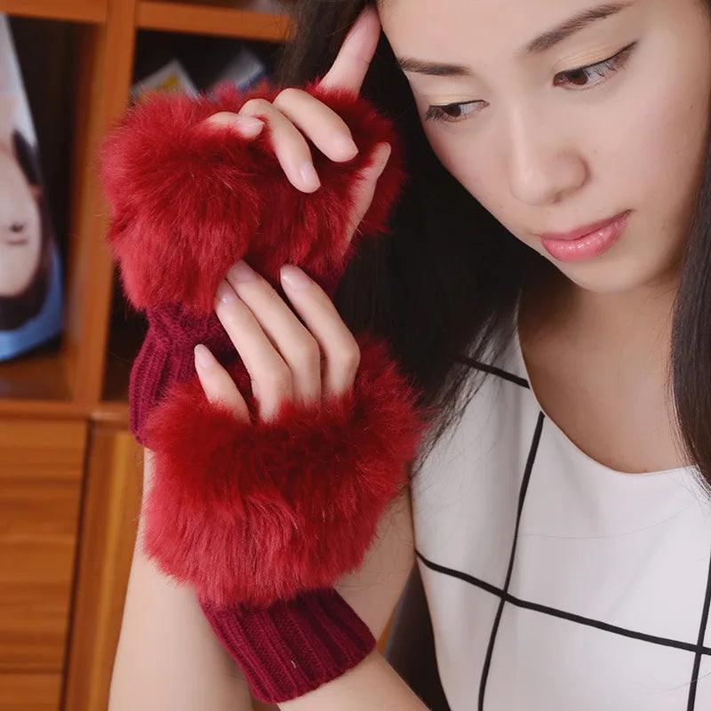 Luvas Femininas Meio Dedo com Pelúcia – Conforto Doce e Quentinho para o Outono/Inverno com Estilo Fofo e Toque Suave