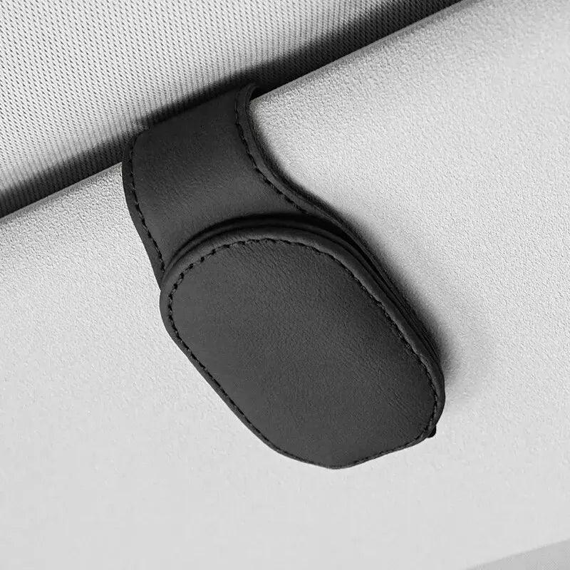 Organização com Estilo: Suporte Magnético de Couro para Óculos no Quebra Sol do Carro – Prático, Elegante e Universal!