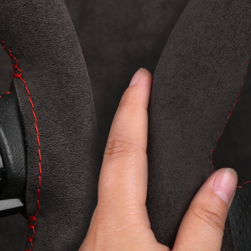 Transforme Seu Volante com Estilo: Capa Universal de Camurça com Costura à Mão para um Toque Luxuoso e Antiderrapante!