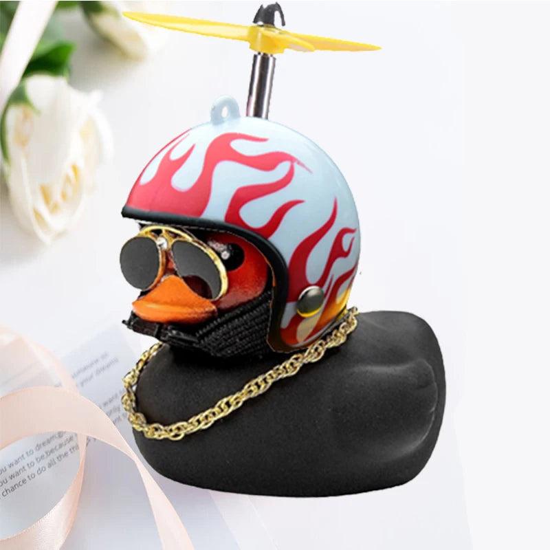O Pato Mais Radical da Estrada – Pingente Divertido com Capacete para Carros, Bicicletas e Motos!