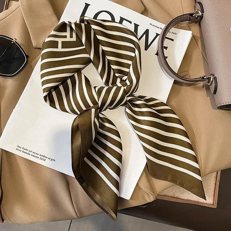 Toque de Luxo em Cada Dobra: Lenço Feminino de Cetim Xadrez para Pescoço, Cabelo ou Look de Trabalho