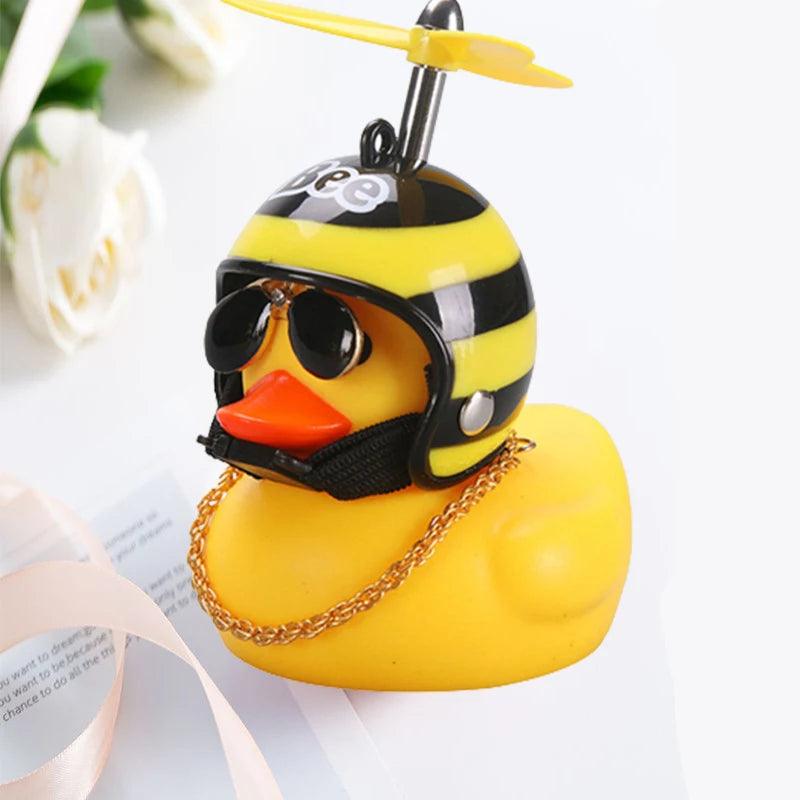 O Pato Mais Radical da Estrada – Pingente Divertido com Capacete para Carros, Bicicletas e Motos!